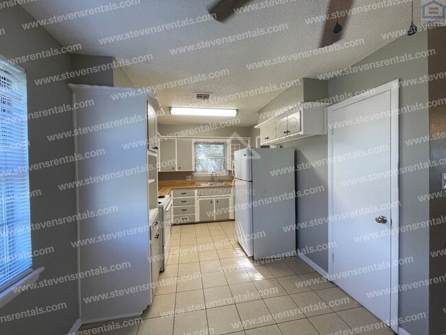 Photo - 5804 NW Liberty Ave