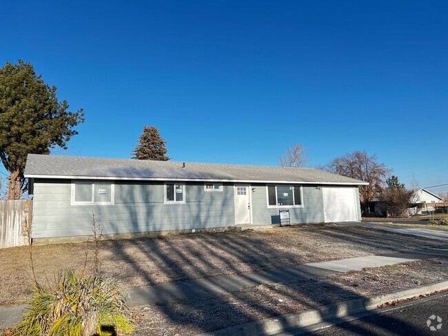 Building Photo - Newly Renovated 4 Bedroom Home