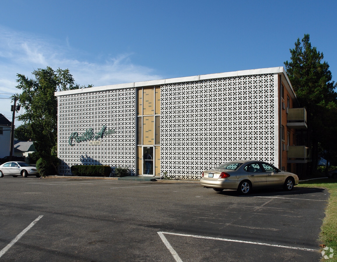 Castle Arms Apartments - Castle Arms Apartments