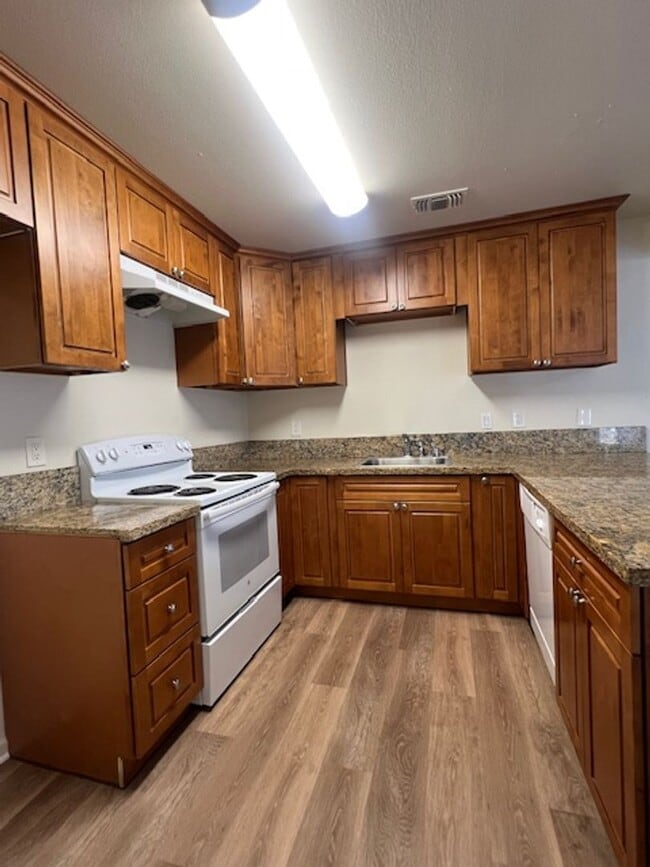 REMODELED 2 BED DUPLEX WITH PRIVATE YARD!! - REMODELED 2 BED DUPLEX WITH PRIVATE YARD!! Casa