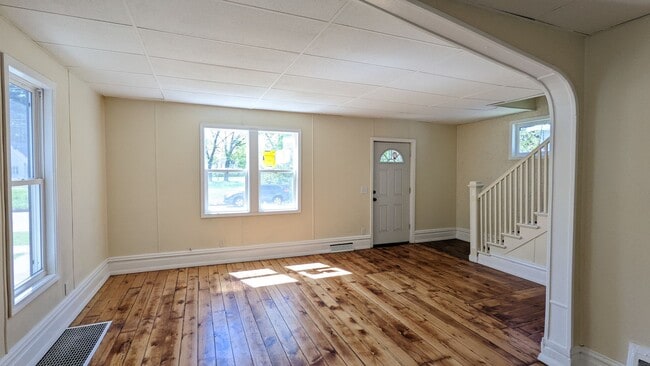 Photo - 384 Iona Ave