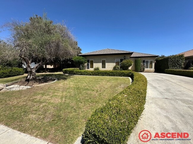 Building Photo - 4 Bedroom Home Next To CSUB!