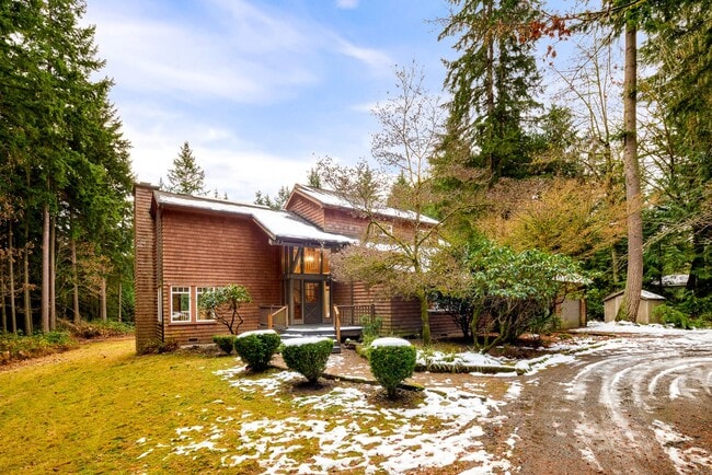 Building Photo - Private 4 Bedroom Retreat on 5-Acres Cottage Lake