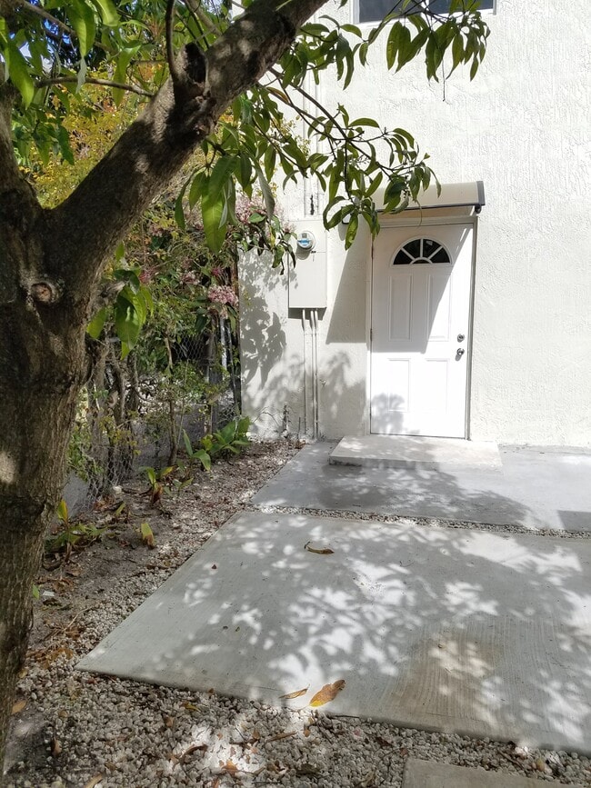 Building Photo - 1629 SW 19th Terrace Unit 1