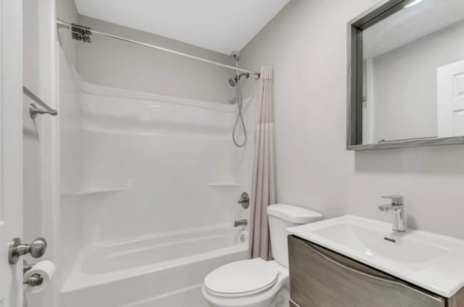 Photo - 606 W 4th St