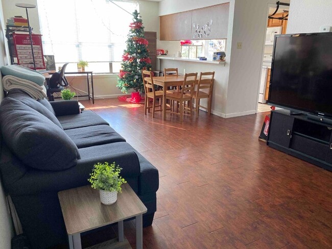 Photo - 2409 Leon St