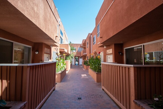 11107 La Maida St Unit 204