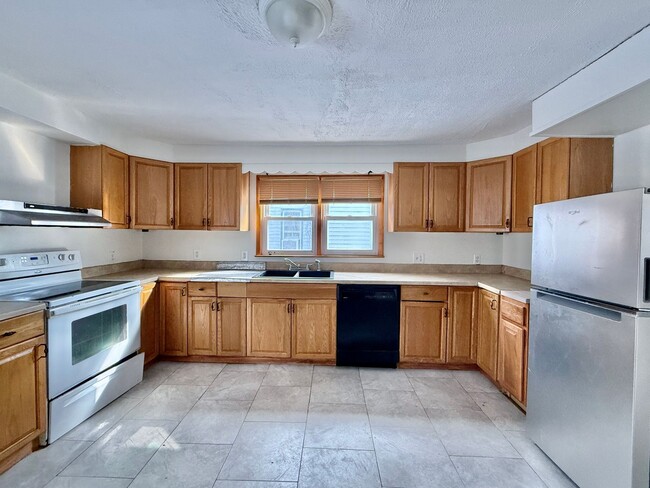 Building Photo - FOR RENT- Spacious 4 Bedroom 2 Bath Home in Penns Grove $2000