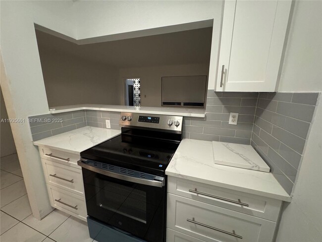 Building Photo - 2020 NE 51st Ct Unit 106