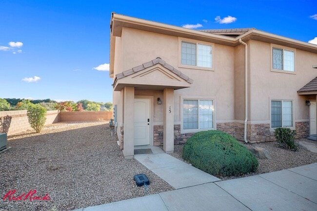 Building Photo - Adorable 3 Bedroom End Unit 15