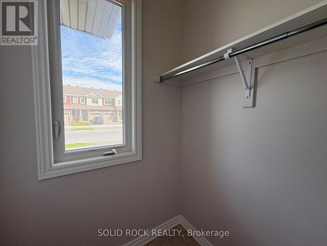 Photo - 719 Derreen Ave