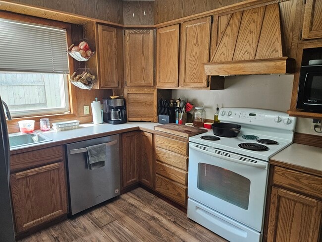 Photo - 147 Thom St