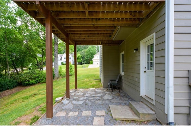 Entrada y patio independientes - 2002 Fairbrook Ln Unidad 2002 Basement Apt