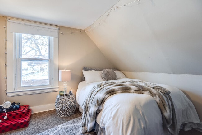 Building Photo - 425 12th Ave SE Unit 2