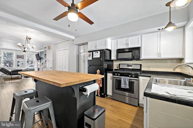 Photo - 2141 Montrose St