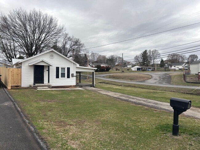 Building Photo - 2 bedroom 1 bath located in the heart of G...
