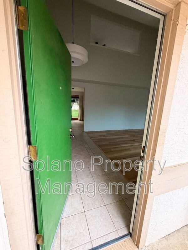 Photo - 950 Pembroke Way