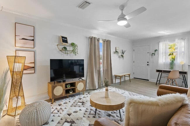 Building Photo - 2401 Gordon St Rental