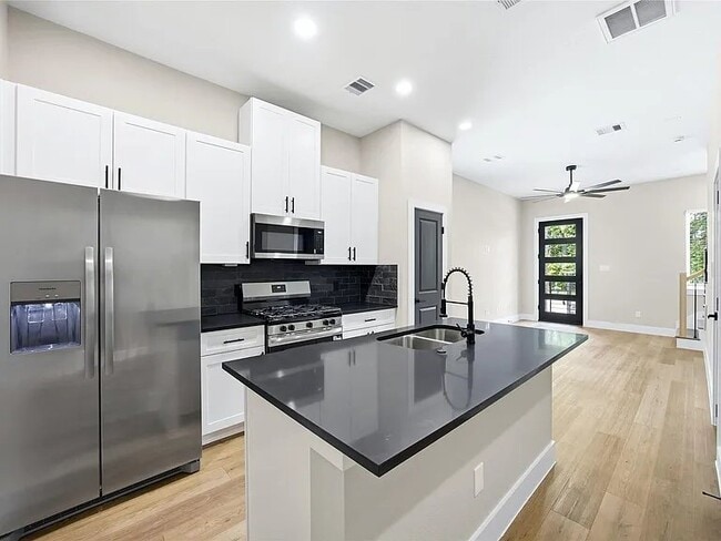 Photo - 6103 Shotwell St Unit B