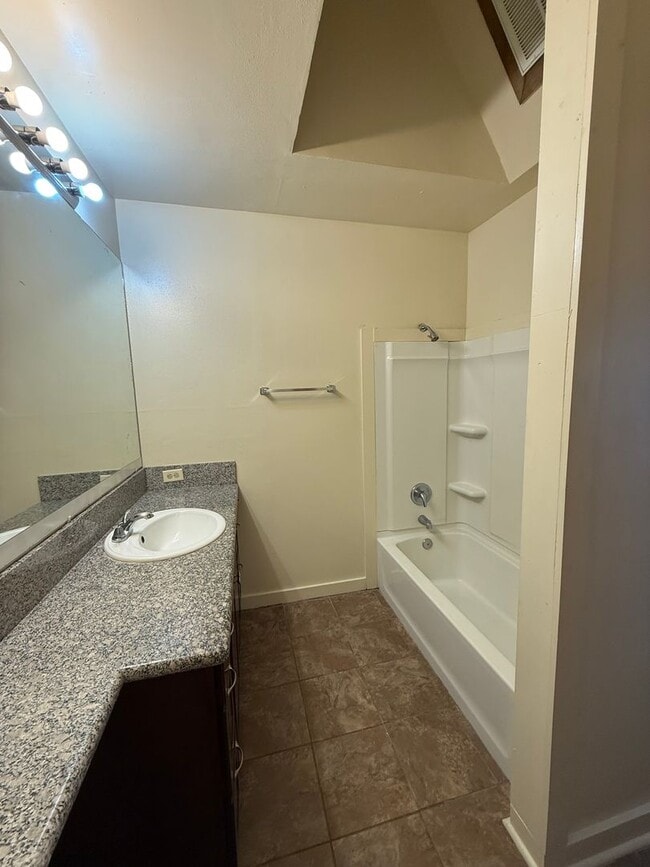 Photo - Beautiful Studio For Rent. Great Location ...