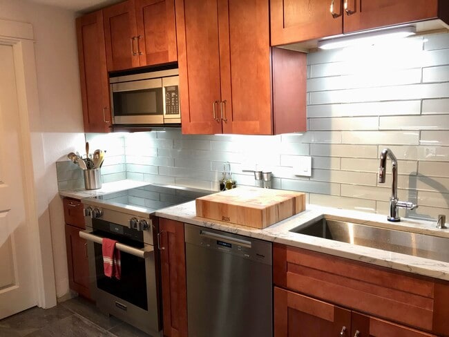 Kitchen - 718 Kirkland Cir Unit B102