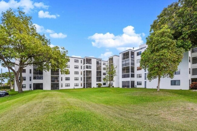 Building Photo - 9235 SW 8th St Unit 507