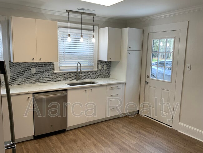 Photo - 3242 Rogers St