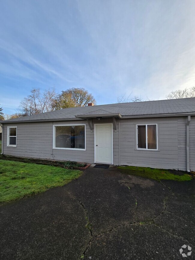 Building Photo - Cozy Single Level 2 Bed, 1 Bath Home close...