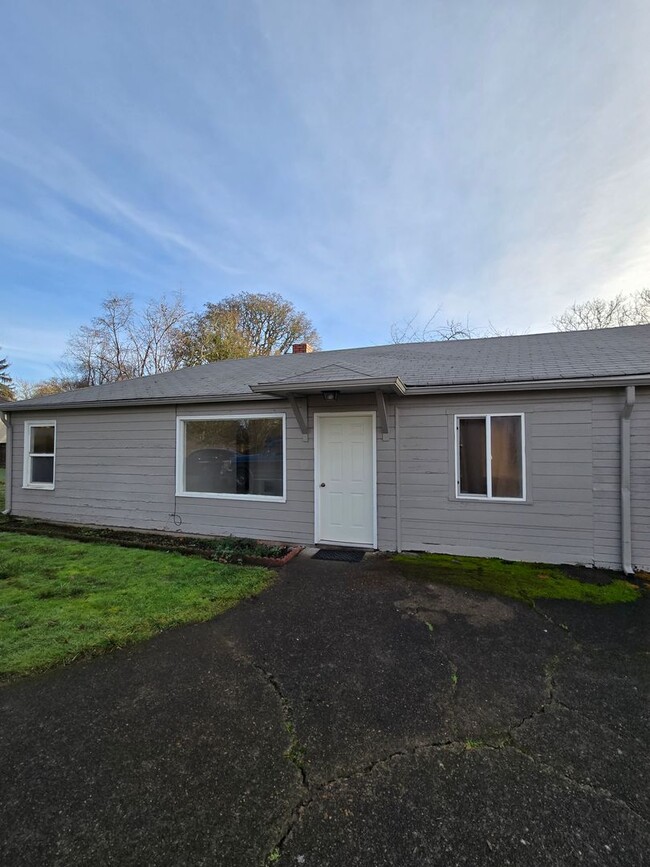 Cozy Single Level 2 Bed, 1 Bath Home close... - Cozy Single Level 2 Bed, 1 Bath Home close...