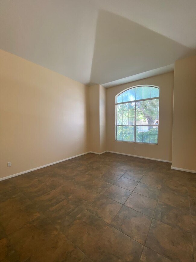 Great 5 Bedrooms 3.5 bath 3 car garage in House House Rental in Las Vegas, NV