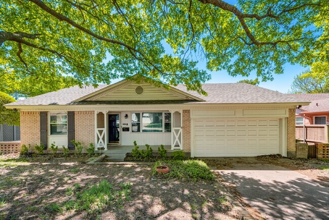 Gorgeous 2 Bed, 2 Bath Lochwood Home!