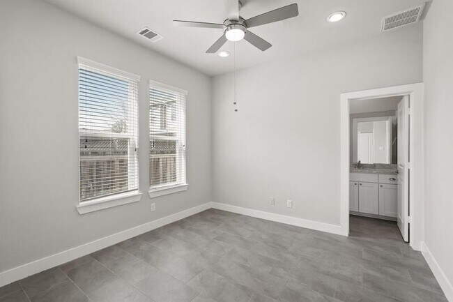 Photo - 906 W 17th St