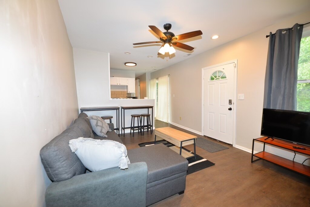 Photo - 912 Charlotte St (Cincinnati, OH)