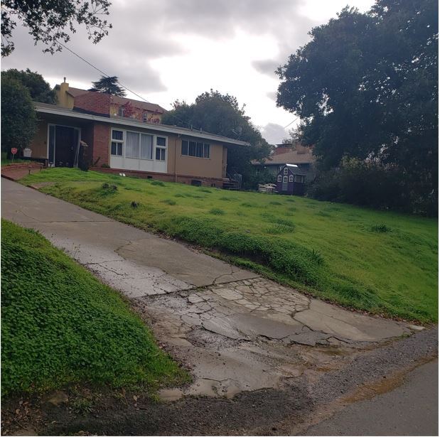 front of the house. Your entrance is to the right - 3001 Kelly St Casa