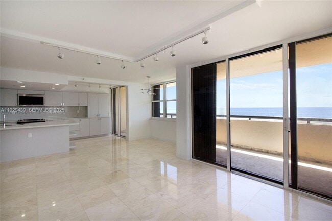 Photo - 2555 Collins Ave Unidad 911