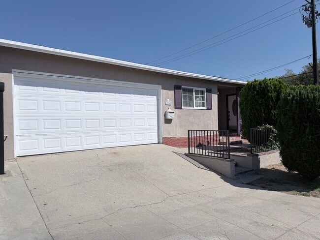 Building Photo - Charming 3BR / 2BA house in Altadena, located on a spacious corner lot in West Altadena.