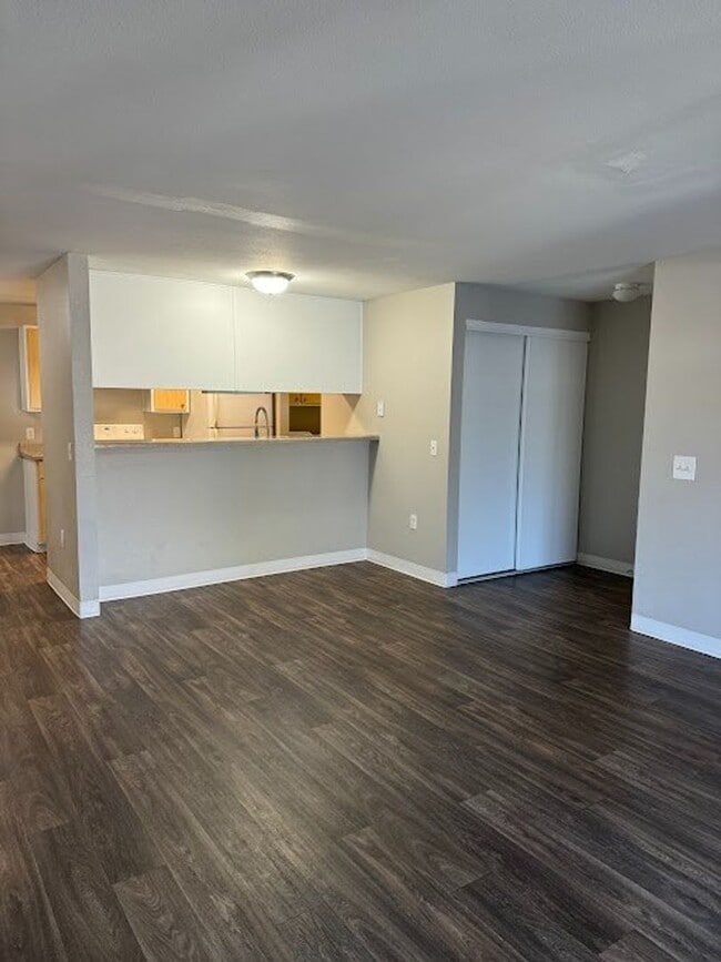Photo - A New Wave of Living Here At Powell Court ... Unidad 65