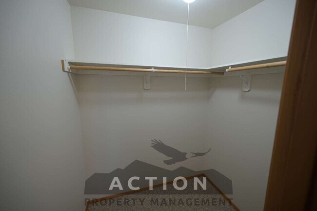 2 bed 1 bath, top floor apartment in Port Angeles, close to Peninsula College and the Olympic Nat...