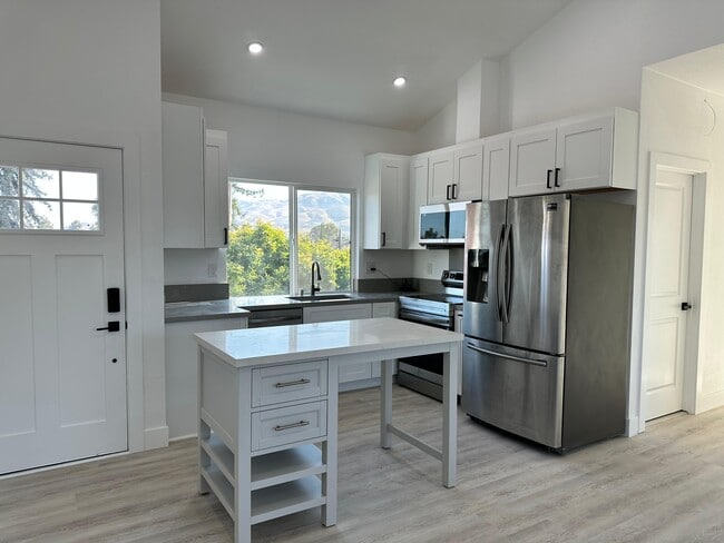 Building Photo - 864 Lexington St Rental