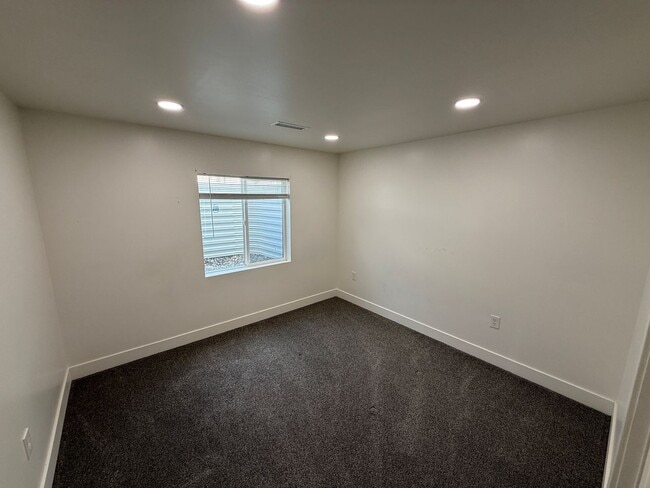 Photo - 8285 Lakeshore Dr Unidad Downstairs