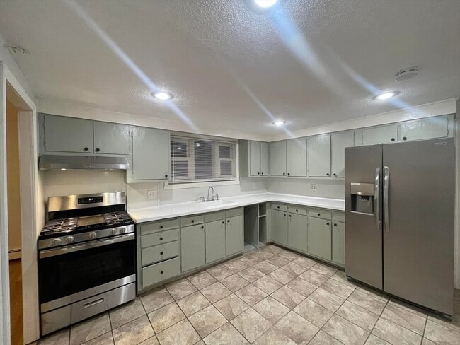 Building Photo - 14 Irving St Unit 2