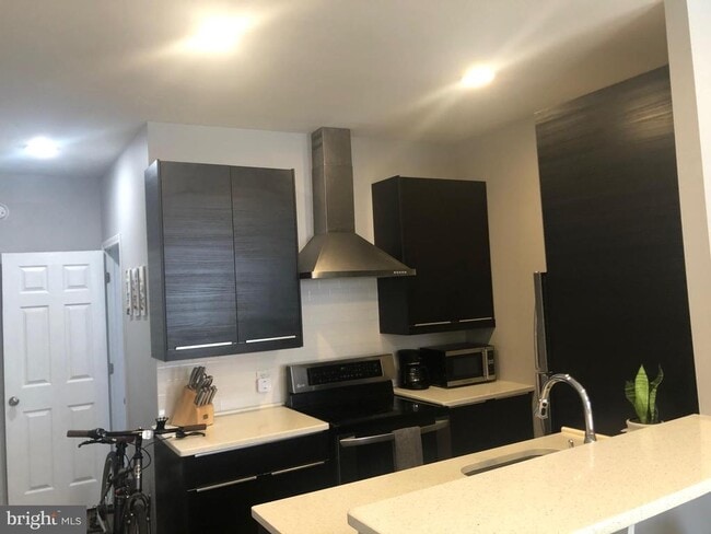 Building Photo - 349 Dickinson St Unit 1