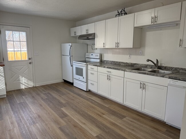 Photo - 84 W Main St