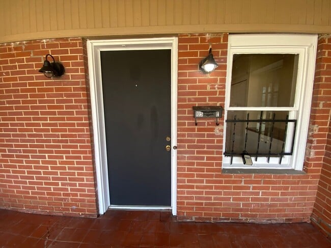 Building Photo - 105 W Cherry Ave Unit E