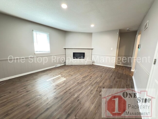 Photo - 3 Bed /  2 Bath Duplex in Blue Springs!