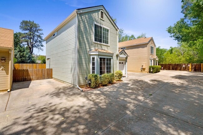 Photo - 741 Gail Gardner Way