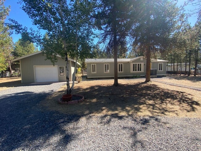 Building Photo - ? Cozy Charm on Almost an Acre in La Pine ?