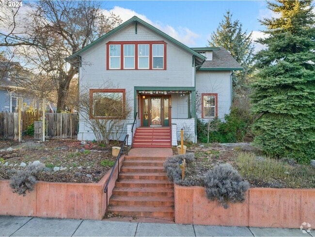 Building Photo - Gorgeous Upscale 4 bed 2 bath Rental