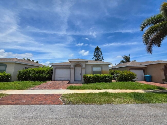 Photo - 569 E Ridge Cir N