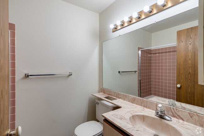 3BR, 2BA - 1,300SF - Bathroom